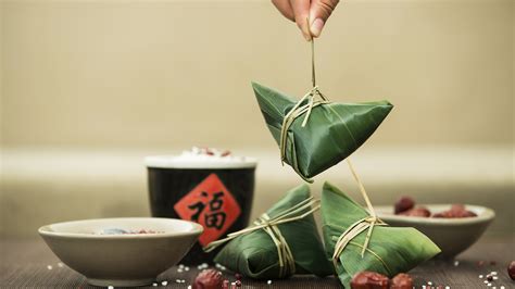  Zongzi! Gösterişli Bir Yaprak Paketinin İçinde Saklı Lezzet: