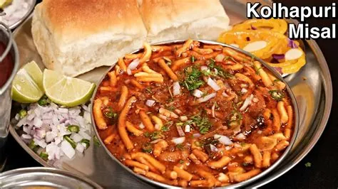  Kolhapuri Misal: Sıcak Bir Baharat Patlaması ve Ekşi Limonlu Hafiflik İçin Mükemmel Bir Karışım mı?