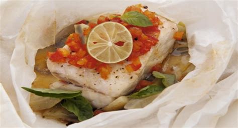  Papillote de Pescado! Lezzetli Deniz Ürünlerini Hafif ve Kokusuz Bir Şekilde Pişirirken İstediğiniz Tatları Ekleyin.