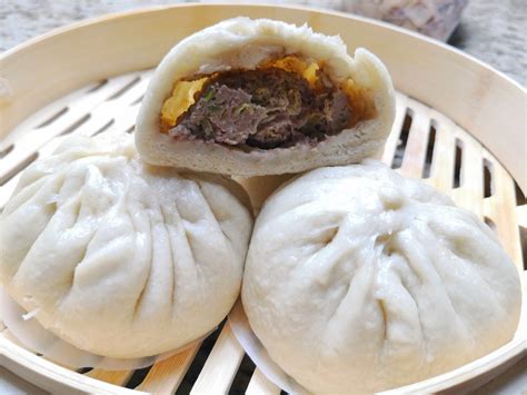  Silk Road Steamed Beef Buns:  Savory Aromatic Delights Embraced by Pillowy Softness!